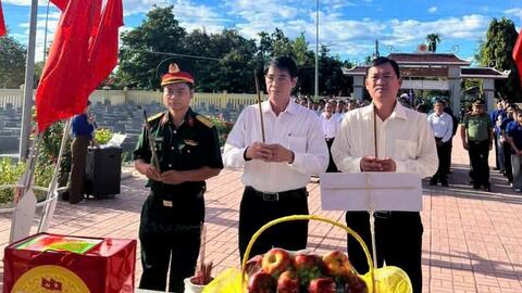 Long Phụng: Tổ chức Lễ dâng hương tưởng niệm các Anh hùng liệt sĩ nhân kỷ niệm 81 năm Cách mạng Tháng Tám và Quốc khánh 2/9