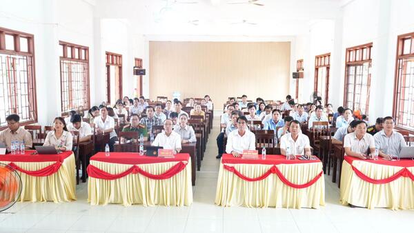 Long Phụng: Tham dự Hội nghị toàn quốc nghiên cứu, học tập, quán triệt và triển khai thực hiện một số Nghị quyết, Chỉ thị của Bộ Chính trị