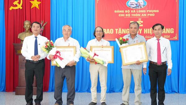 Chi bộ thôn An Phú trao tặng Huy hiệu Đảng dịp 2.9