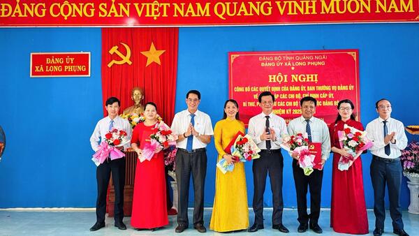 Đảng ủy xã Long Phụng công bố các Quyết định về thành lập các chi bộ, chỉ định cấp ủy, Bí thư, Phó Bí thư chi bộ trực thuộc Đảng bộ xã