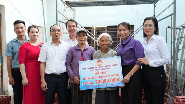 Long Phụng: Ủy ban MTTQVN xã trao 30 triệu đồng hỗ trợ sửa chữa nhà đại đoàn kết