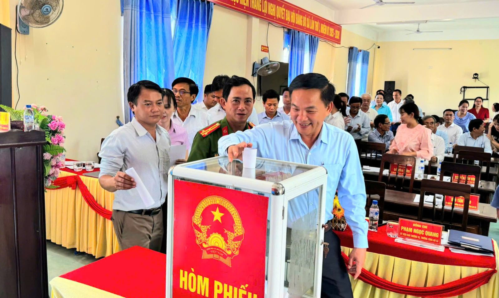 Đại biểu bỏ phiếu bầu bổ sung Ủy viên Ban Chấp hành Đảng bộ xã