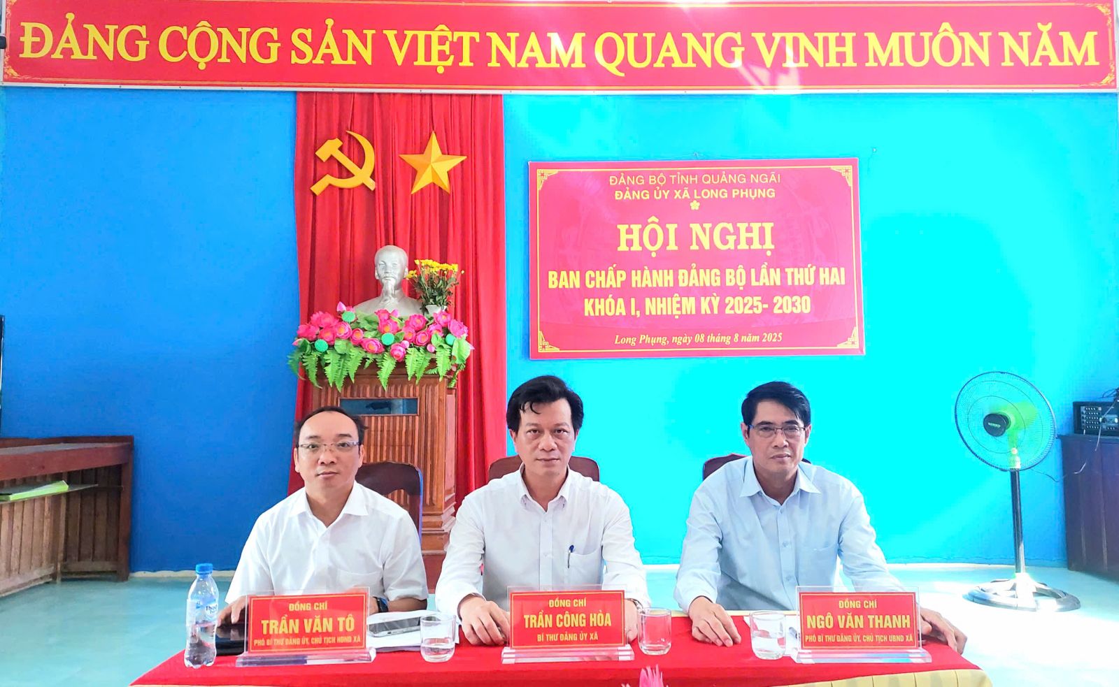 Đồng chí Trần Công Hòa - Bí thư Đảng ủy xã, đồng chí Trần Văn Tô - Phó Bí thư thường trực, Chủ tịch HĐND xã và đồng chí Ngô Văn Thanh - Phó Bí thư, Chủ tịch UBND xã đồng chủ trì hội nghị
